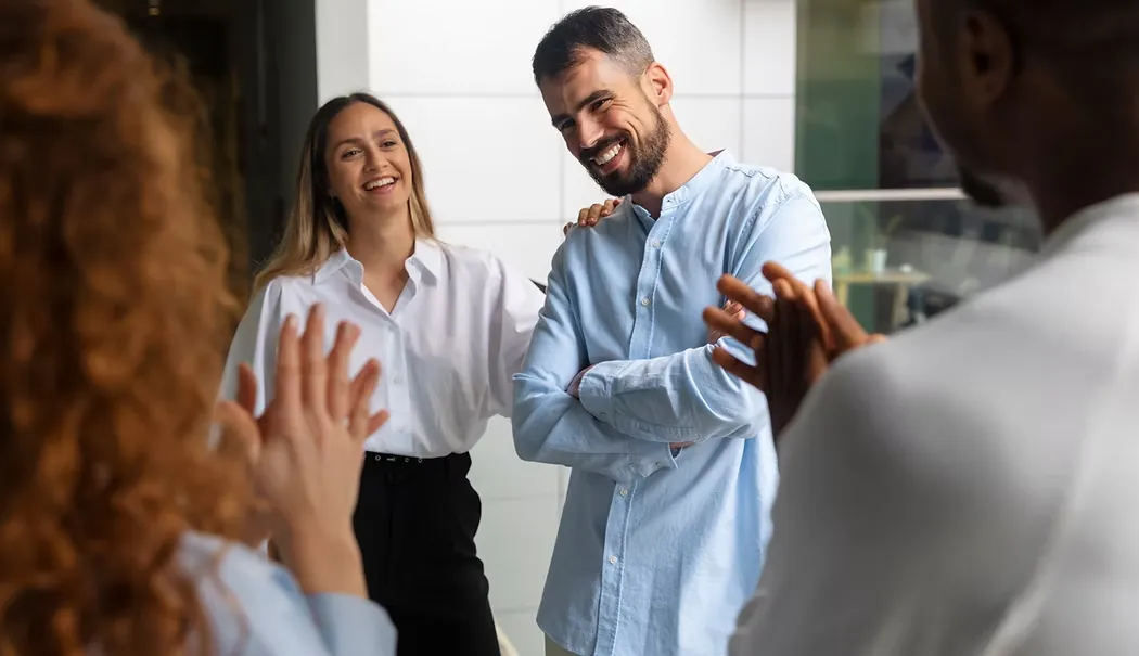 Equipe em uma conversa de trabalho